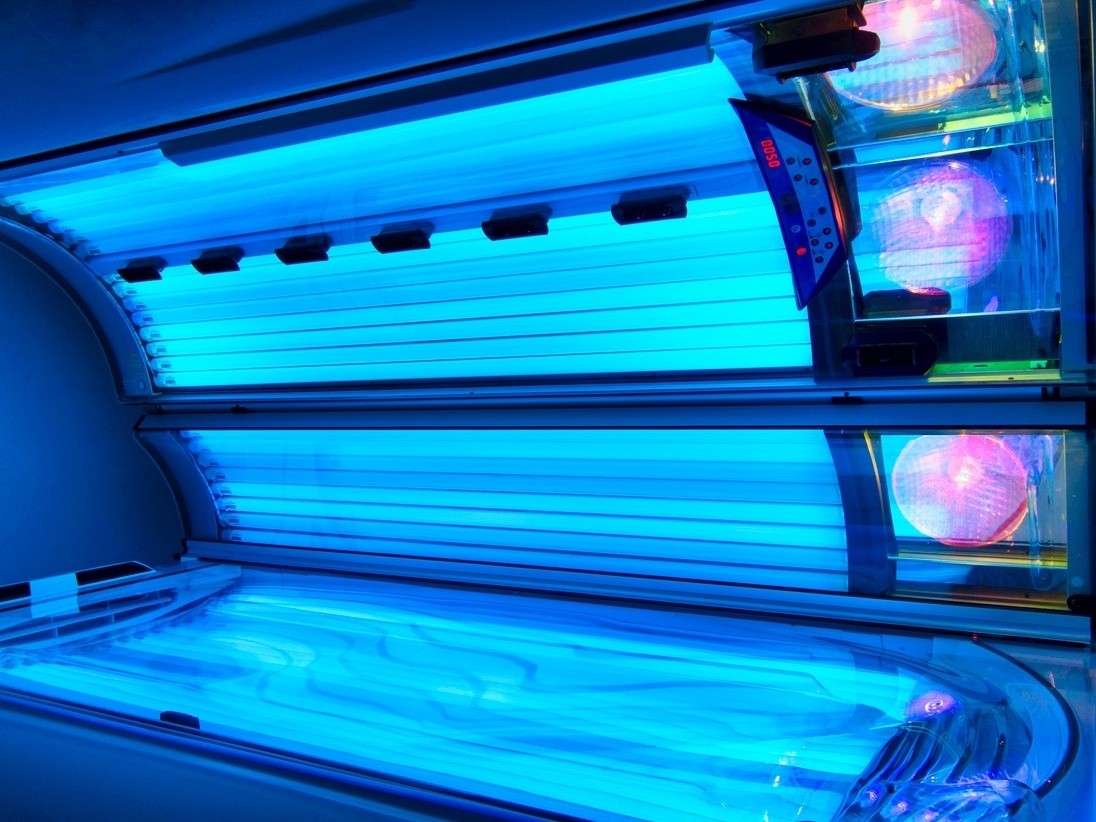 Pelotas fiscaliza uso ilegal de equipamentos de bronzeamento artificial