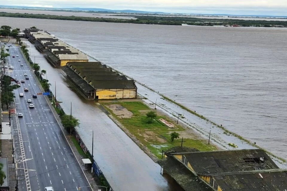 Guaíba transborda no Centro de Porto Alegre pela segunda vez em 2023