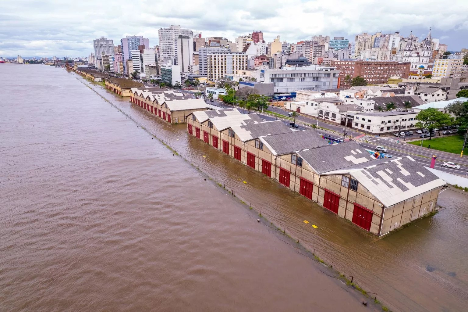 Porto Alegre decreta situação de emergência por enchentes causadas pela cheia no Guaíba