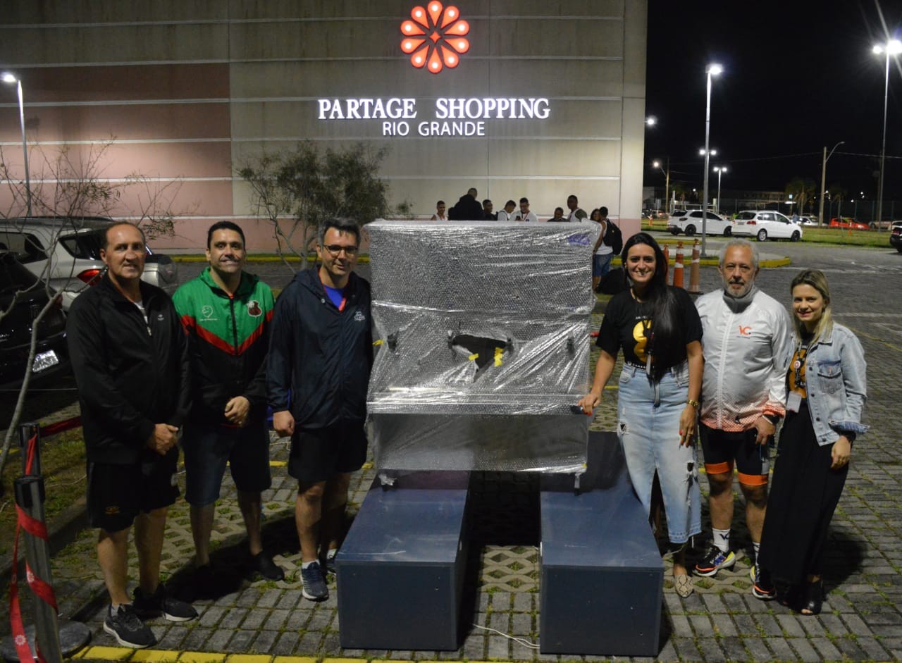 Prefeitura recebe do Partage Rio Grande doação de bebedouro que será instalado no novo Complexo Esportivo da Praça Saraiva