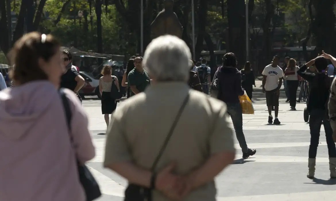 Expectativa de vida dos brasileiros sobe para 75 anos, segundo IBGE