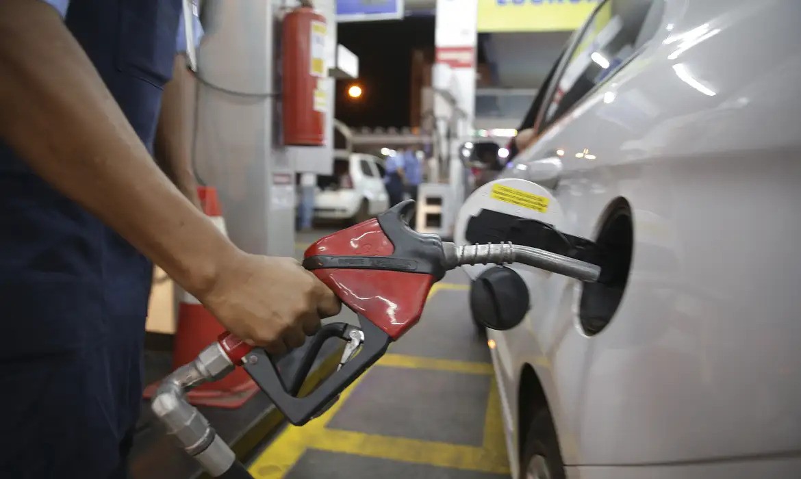Preço médio da gasolina e do etanol voltam a subir no Brasil