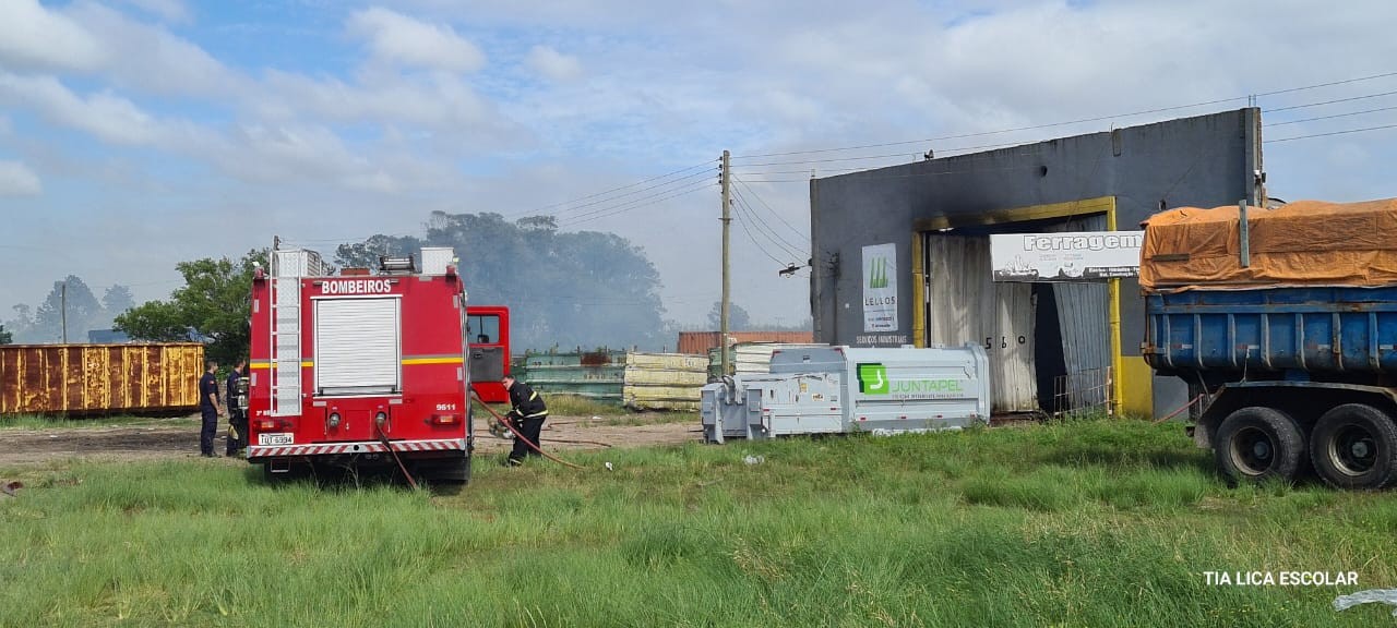URGENTE: Incêndio atinge galpão no bairro Santa Rosa, às margens da BR-392