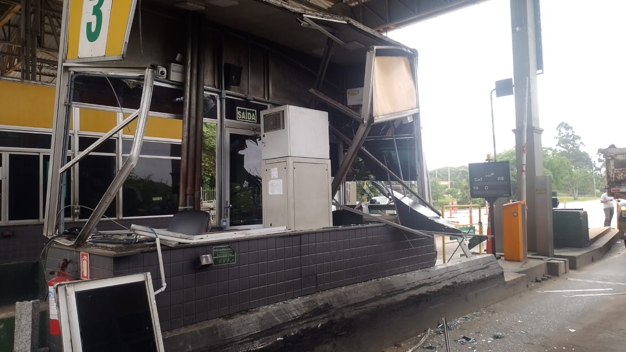 Caminhão bate em cabine de pedágio em Canguçu e deixa funcionária ferida