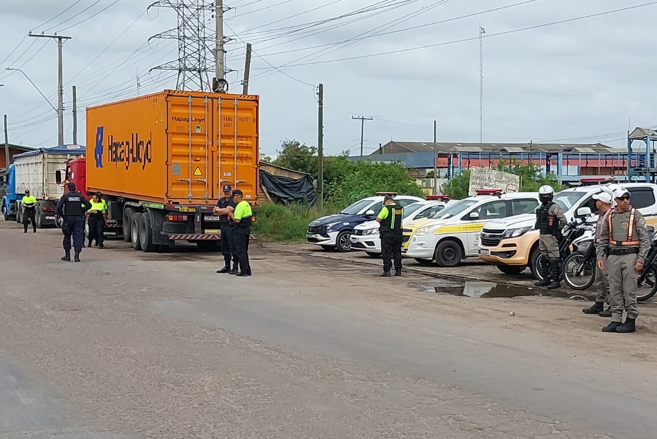 Operação fiscalizou veículos de carga no Distrito Industrial de Rio Grande