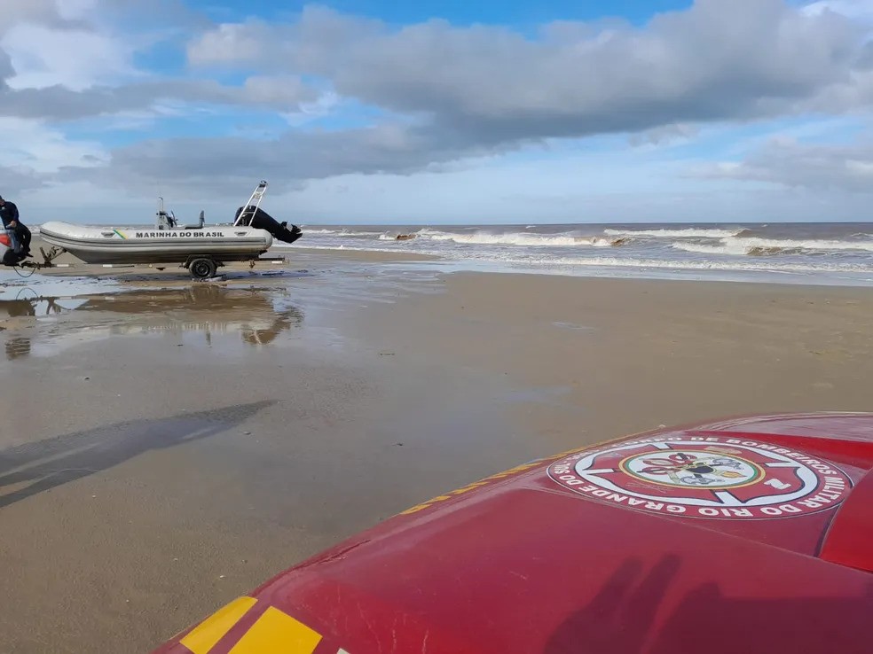 Dois homens morrem em naufrágio próximo à Praia do Cassino; dois tripulantes ainda estão desaparecidos
