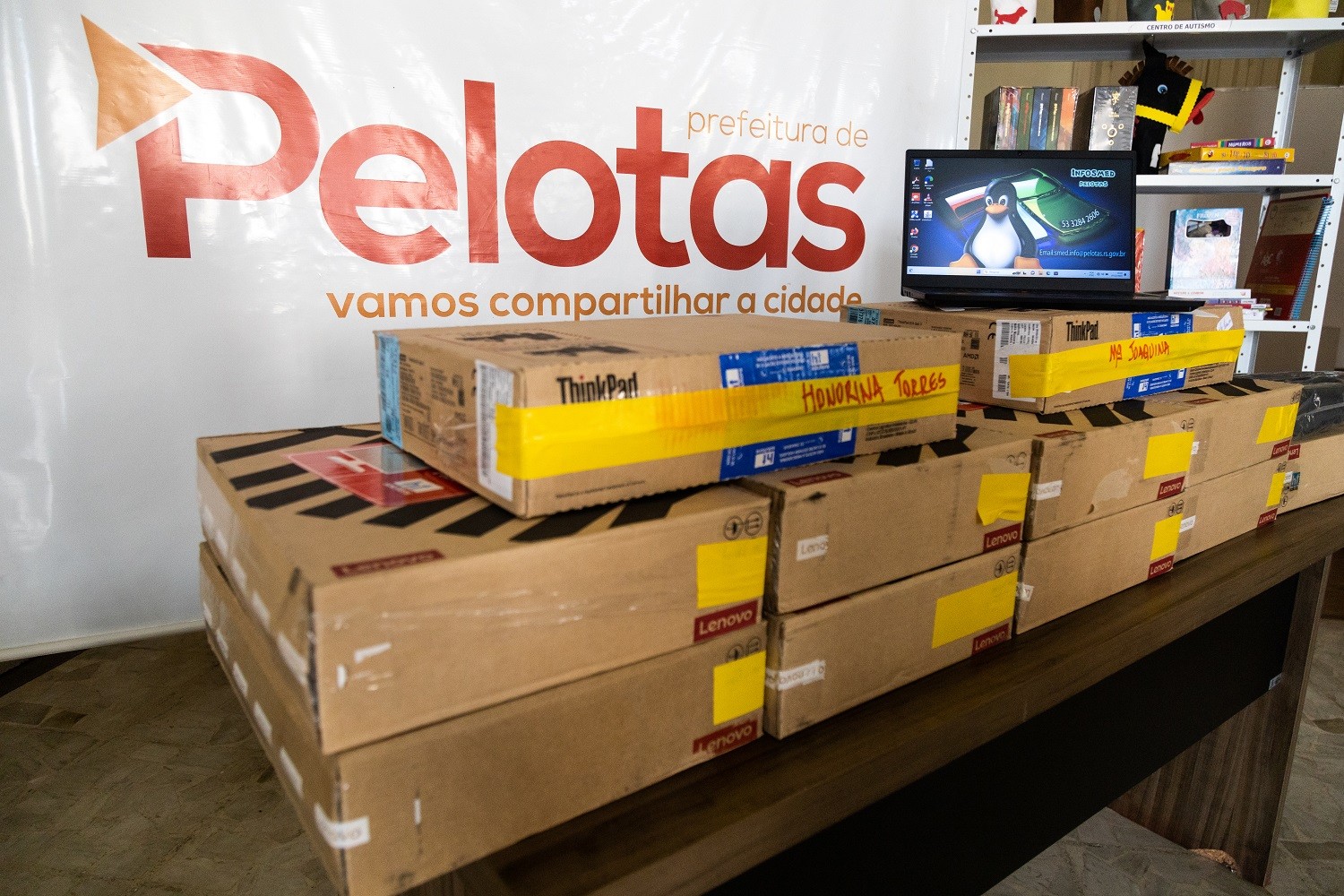 Prefeita de Pelotas entrega equipamentos para escolas rurais e Centro de Autismo