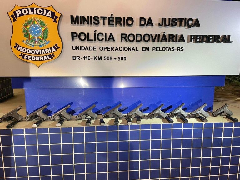 PRF apreende 10 pistolas em ônibus que fazia linha POA/Pelotas