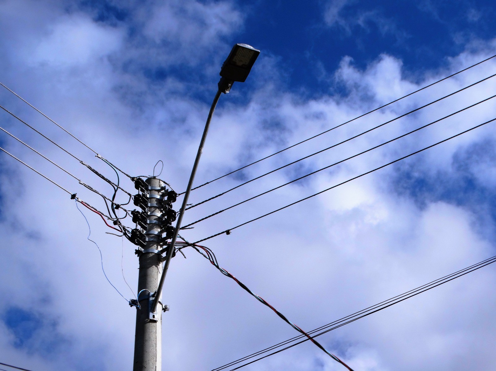 Secretaria de Zeladoria substitui iluminação pública na Capilha