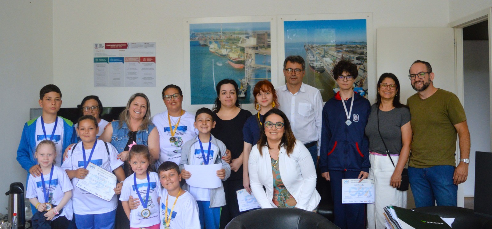 Após destaque na Olimpíada de Astronomia e Astronáutica (OBA), alunos rio-grandinos são homenageados na Prefeitura