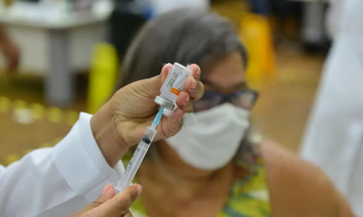 Idosos com 60 anos ou mais já podem receber a segunda dose da vacina Bivalente em Rio Grande