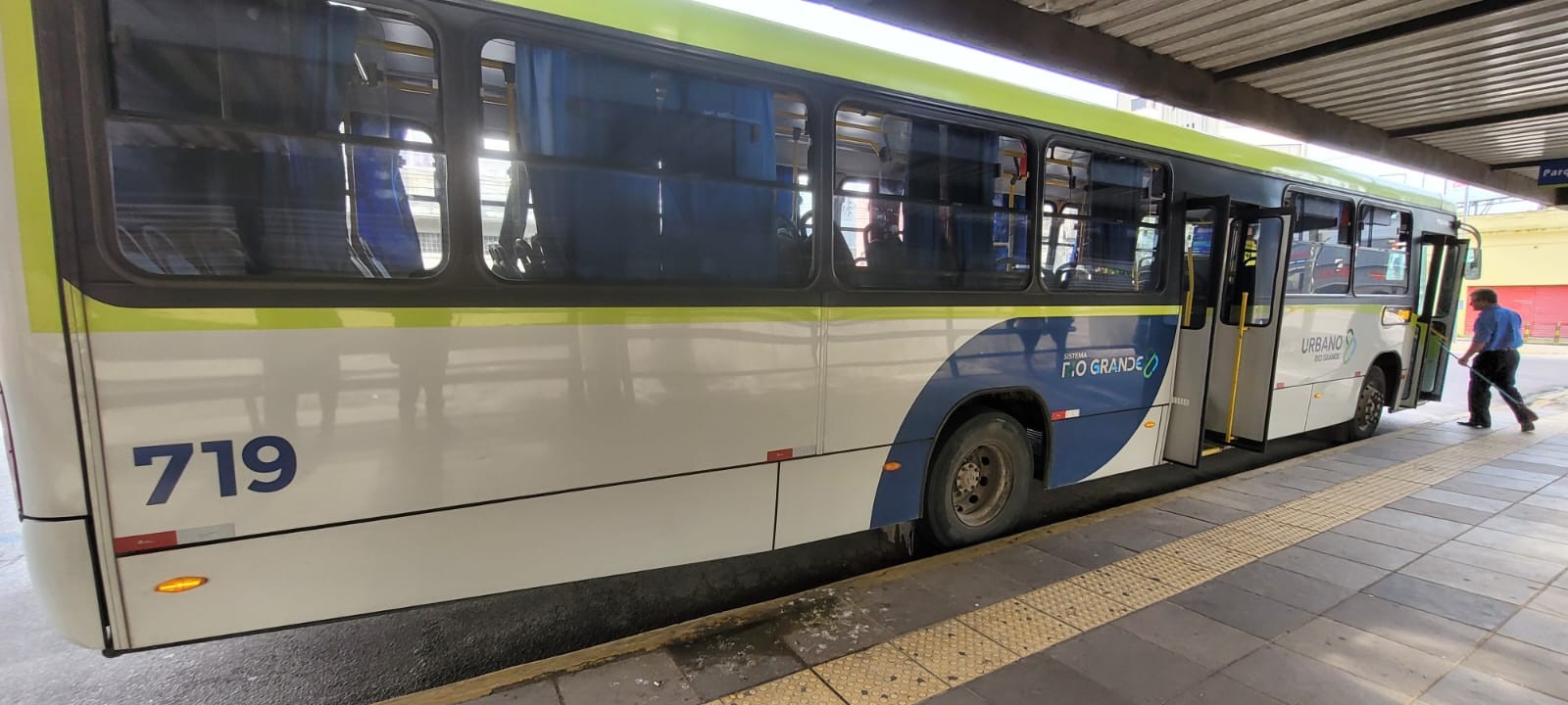 Transpessoal é autuada após denúncia de ônibus com elevador de acessibilidade estragado
