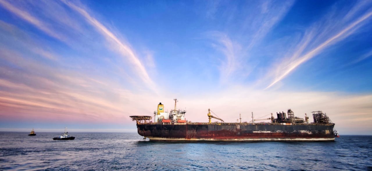 Plataforma P-32 inicia manobra de atracação no Estaleiro Rio Grande 