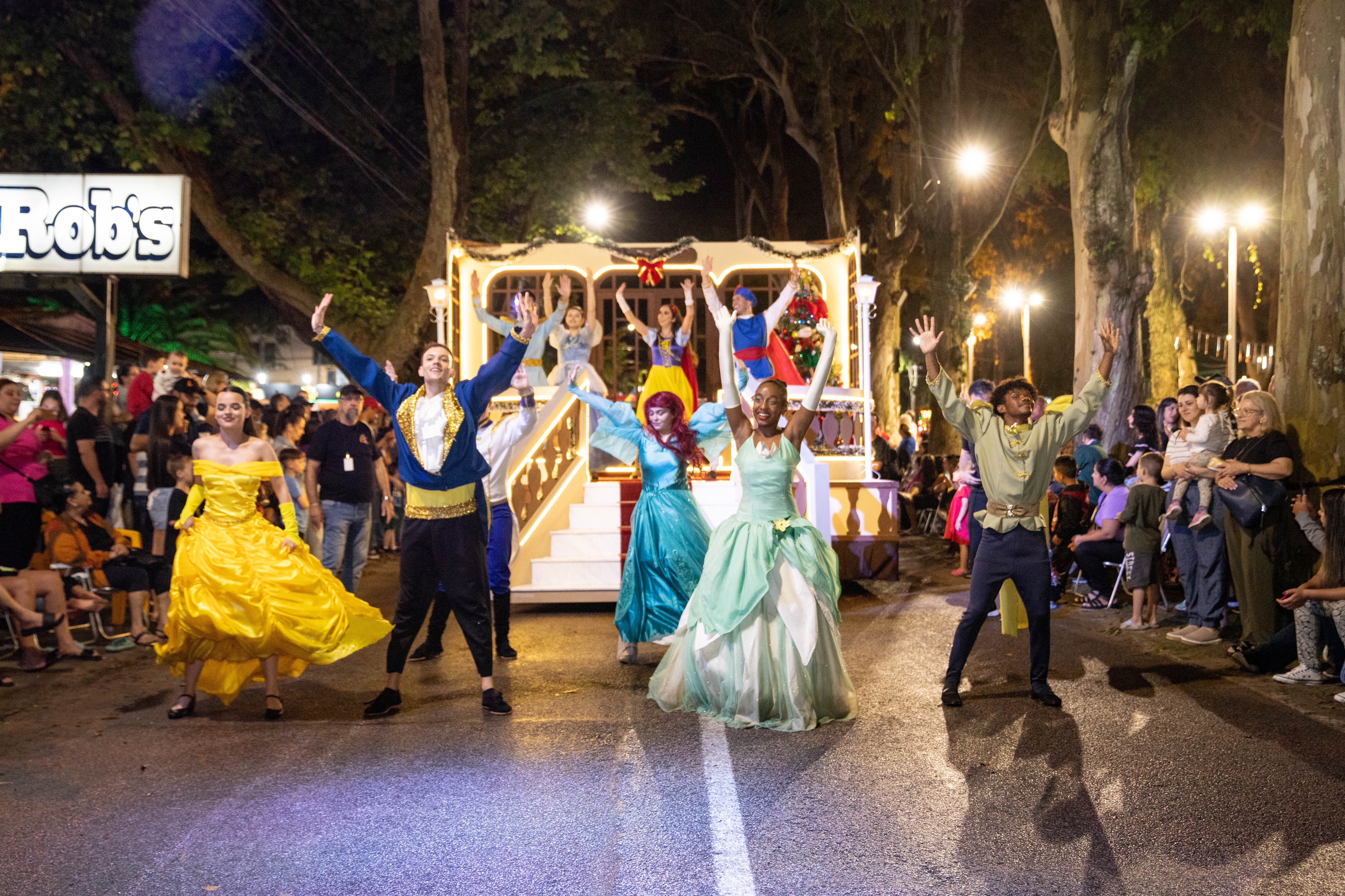 Luzes de Natal têm primeira noite de desfiles na Avenida do Cassino; confira as próximas datas