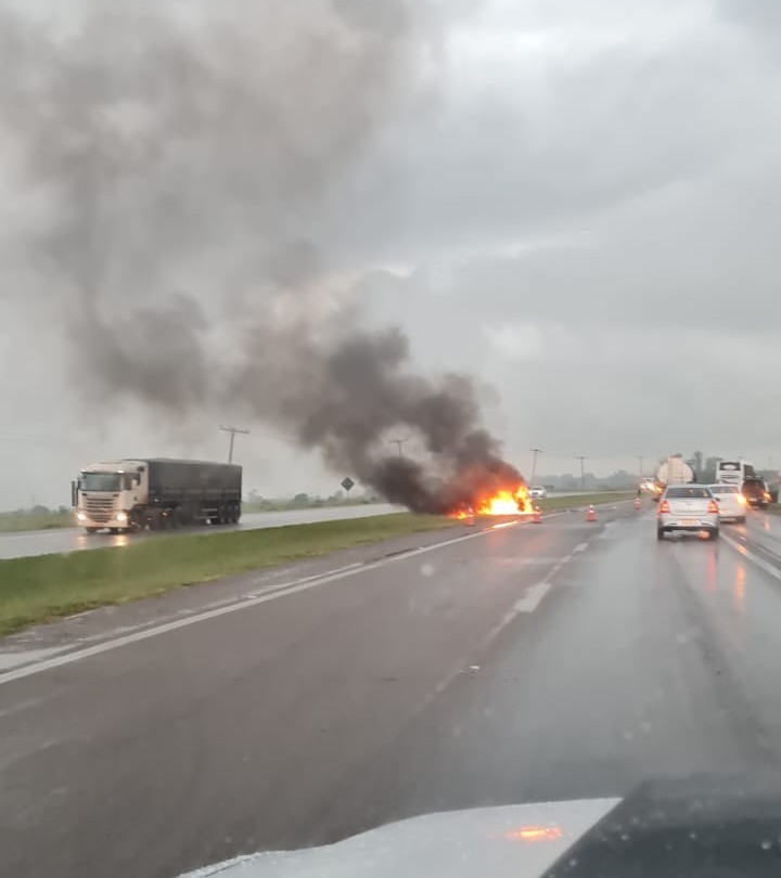 Veículo pega fogo na BR-392, próximo à Vila da Quinta em Rio Grande
