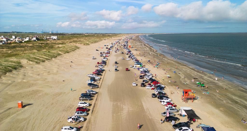 Com sensação térmica acima dos 37ºC, Balneário Cassino recebeu milhares de pessoas durante o final de semana