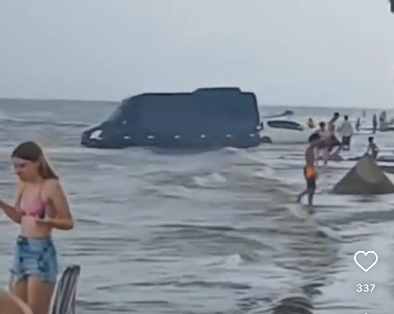 Maré sobe e surpreende banhistas na tarde deste domingo (17) na Praia do Cassino