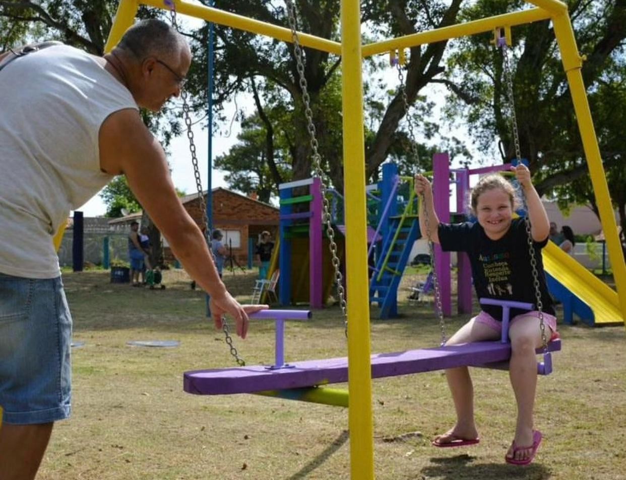 Praça Azul, destinada a pessoas com TEA, é inaugurada no Balneário Cassino