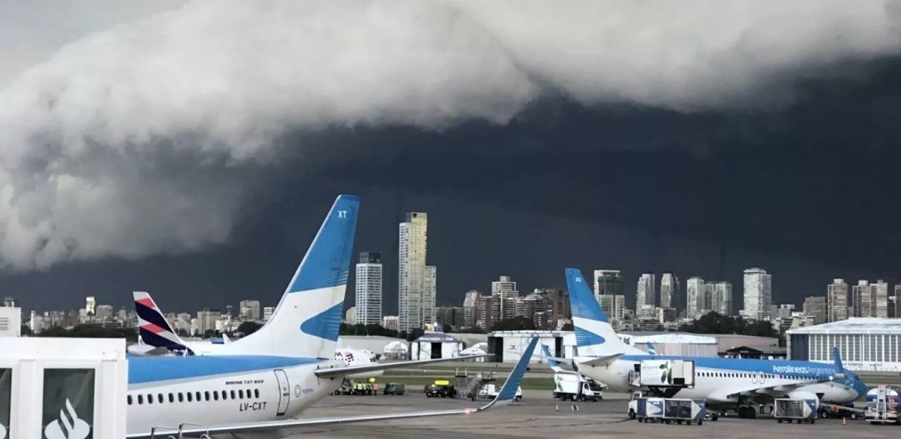 Tempestades devastadoras na Argentina e no Uruguai causaram suba repentina da maré na Praia do Cassino, diz Metsul