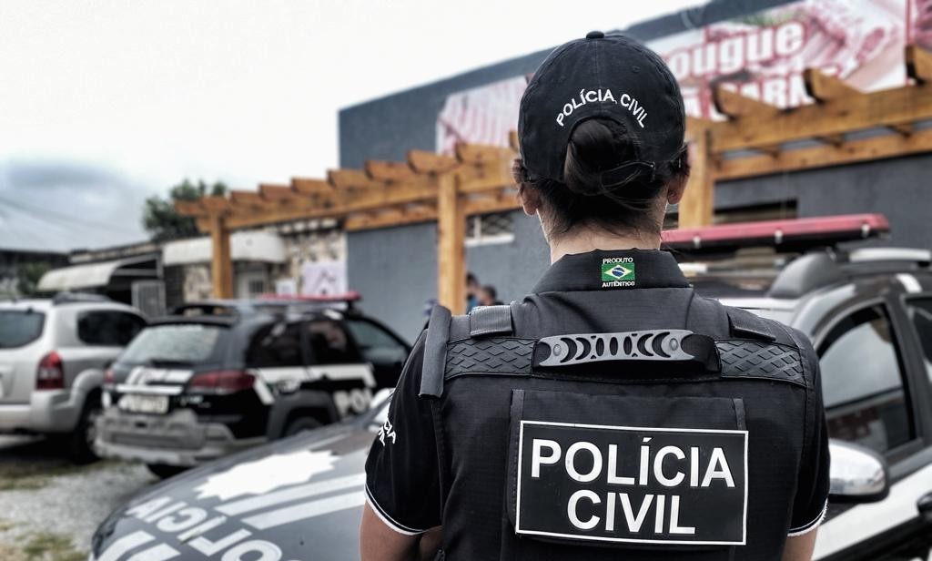 Operação da Polícia Civil que investiga possível abate de cães prende homem e fecha açougue em Rio Grande