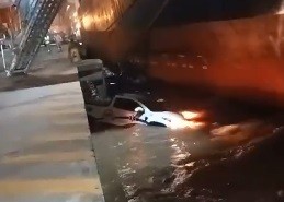 Carro afunda após cair no Cais do Porto do Rio Grande durante temporal