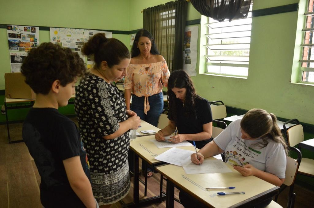 Prefeito recebe lista com nomes das diretorias eleitas para as escolas do município