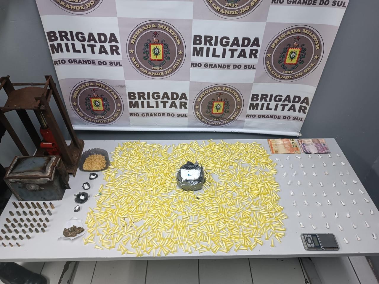 Homem é preso com mais de 1,3 mil porções de cocaína em Rio Grande