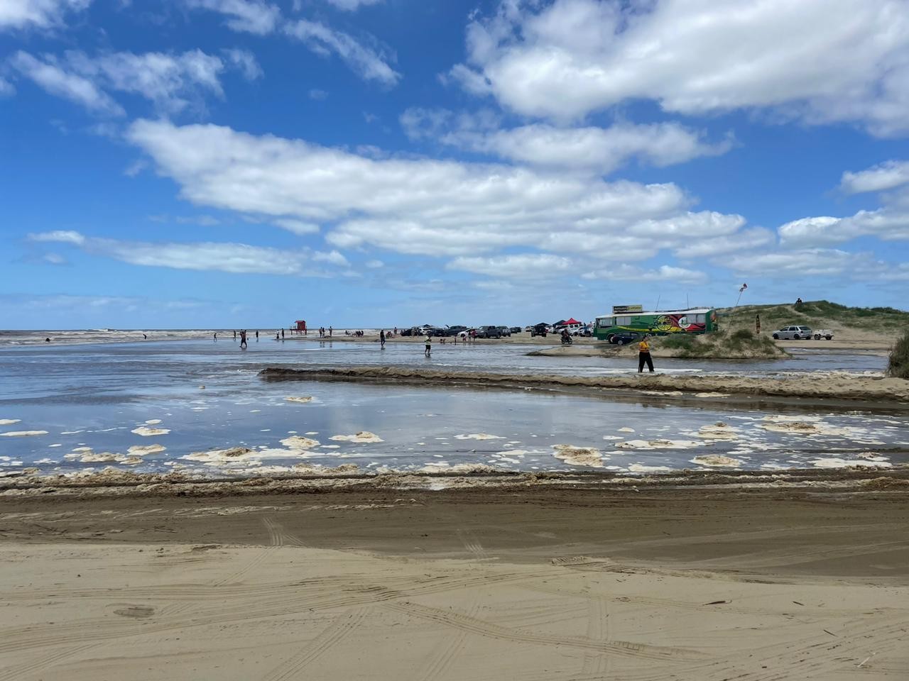 Maré alta causa transtorno aos banhistas na Praia do Cassino nesta manhã (30)