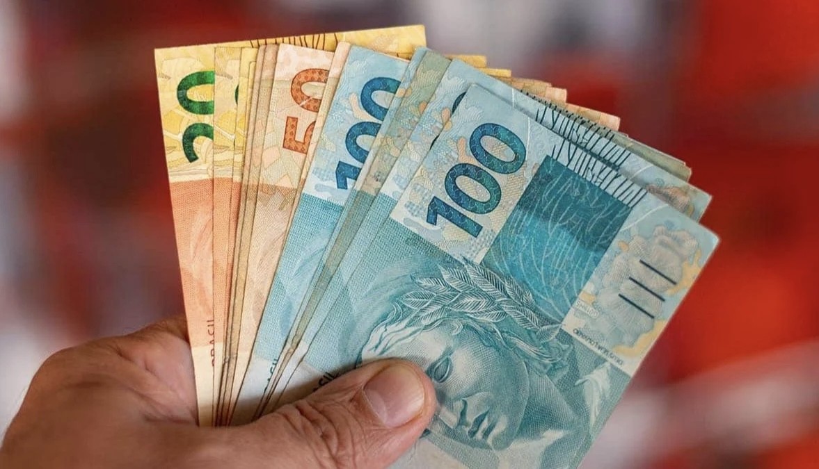 Novo salário mínimo de R$ 1.412 entra em vigor nesta segunda-feira (1º)