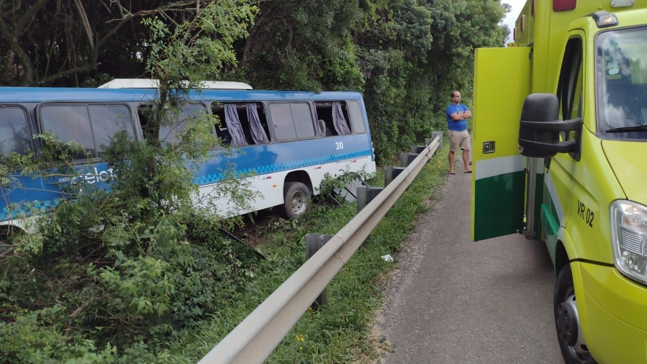 Quatro pessoas ficam feridas após ônibus sair da pista na BR-392, em Pelotas