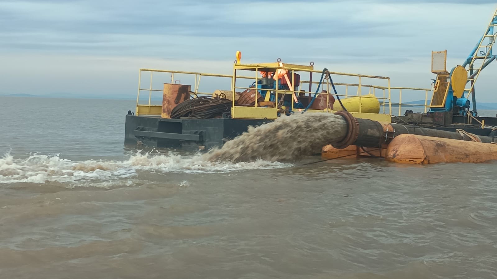 Dragagem emergencial inicia no Canal do Itapuã