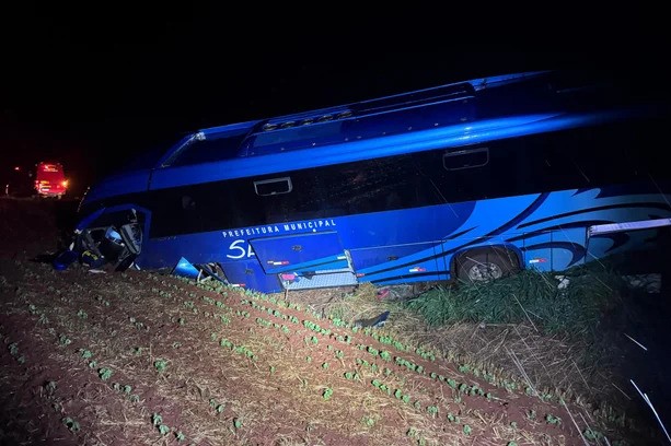 Acidente entre ônibus com time de futsal de Sarandi e caminhão deixa um morto e 24 feridos no noroeste do RS