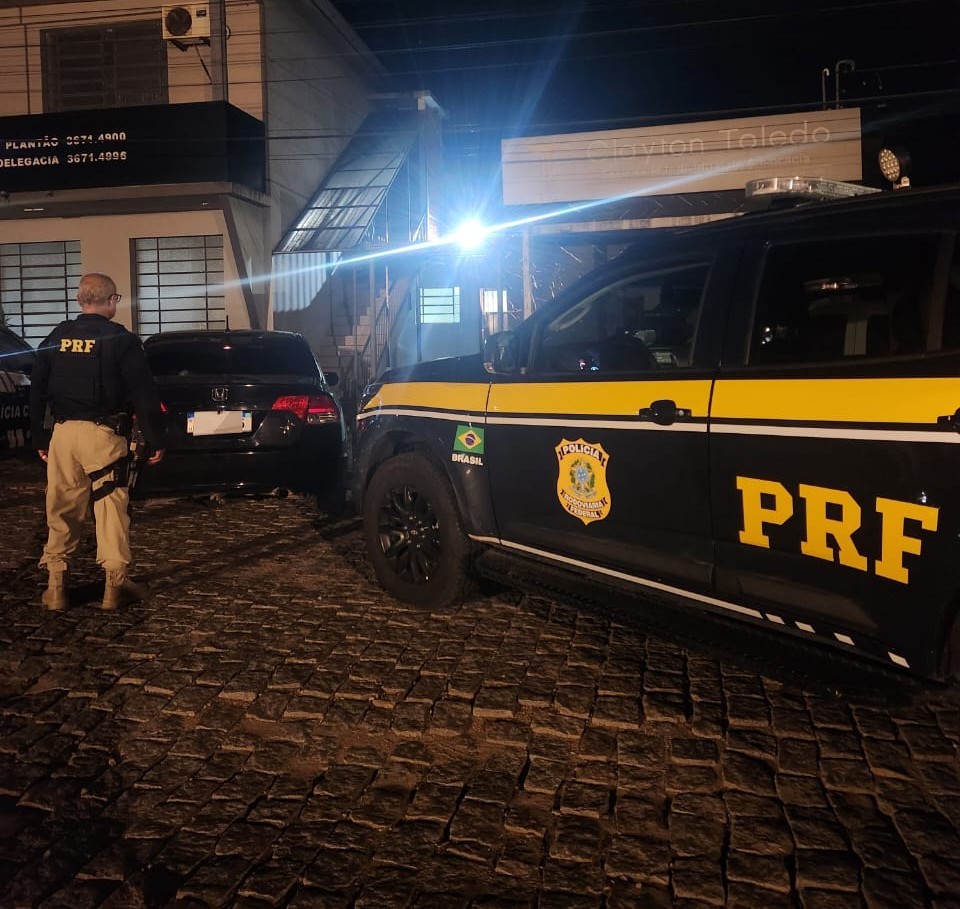 PRF resgata mulher vítima de cárcere privado após bilhete em posto de gasolina