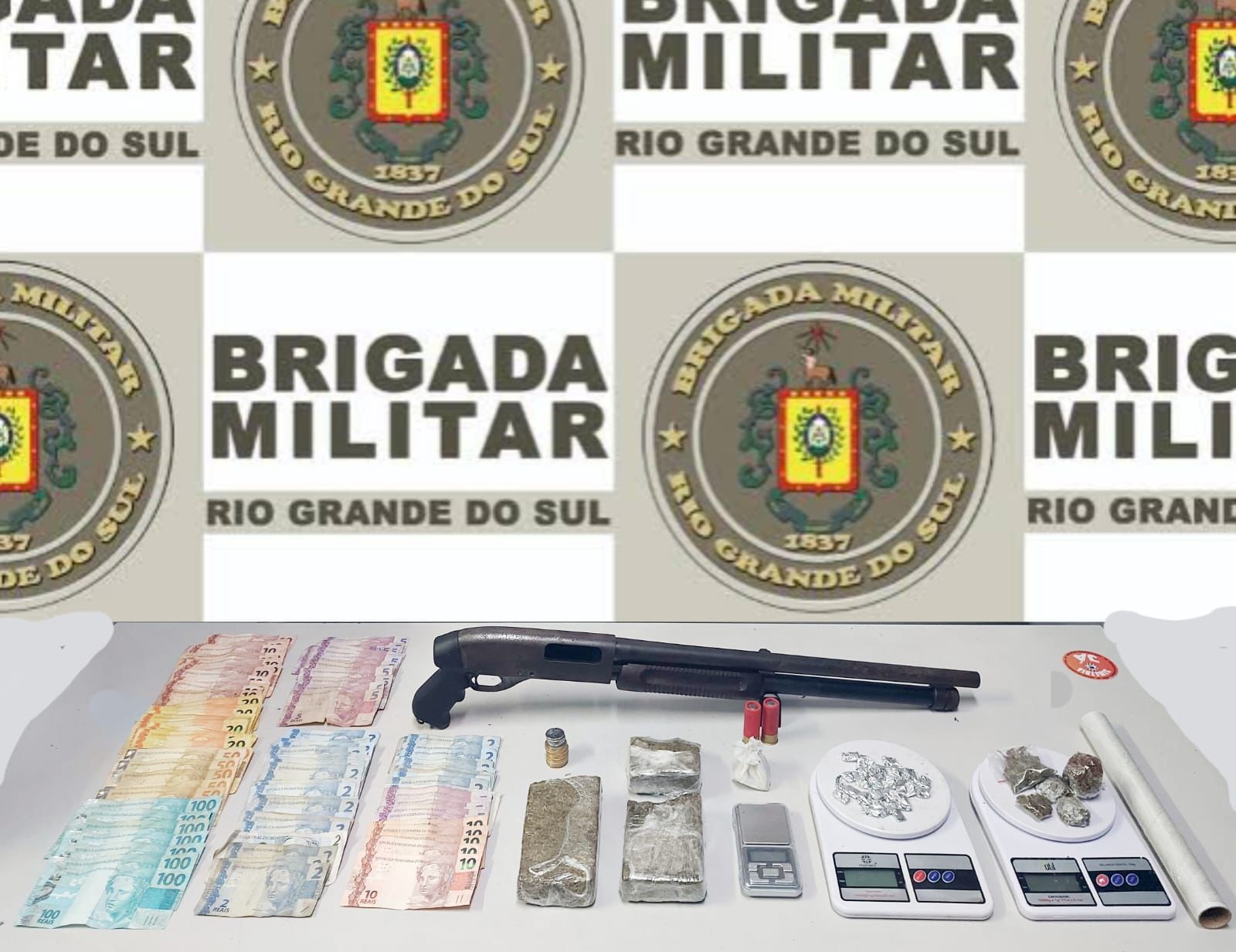 Brigada Militar prende dois homens por tráfico de entorpecentes e porte ilegal de arma em Rio Grande