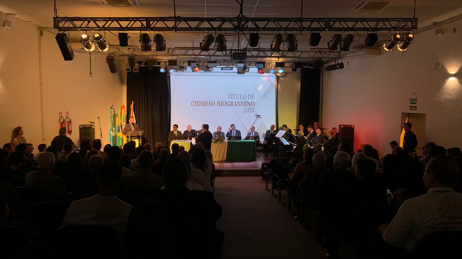 Cerimônia de entrega do Título de Cidadão Rio-grandino ocorreu na noite de sexta-feira (6)