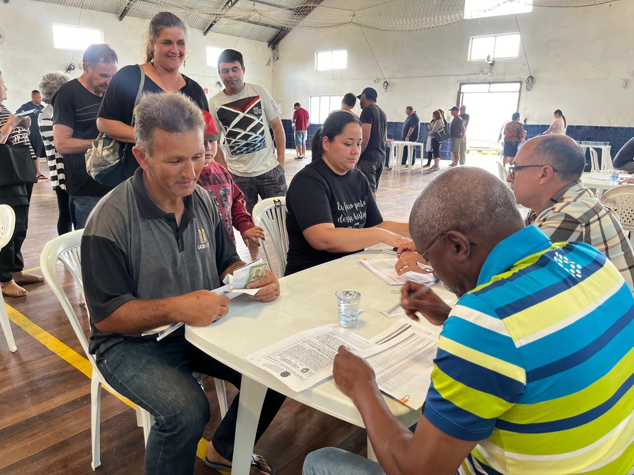 Prefeitura entrega mais 270 matrículas na 4ª secção da Barra