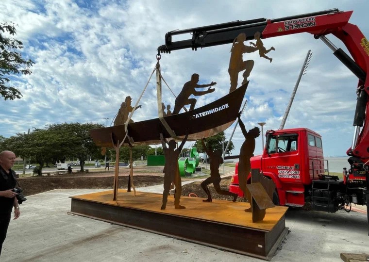 Monumento em homenagem aos voluntários que atuaram na enchente é inaugurado em Porto Alegre