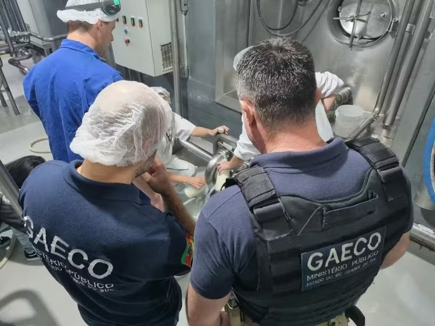 MP identifica uso de soda cáustica e água oxigenada em laticínios de fábrica no RS
