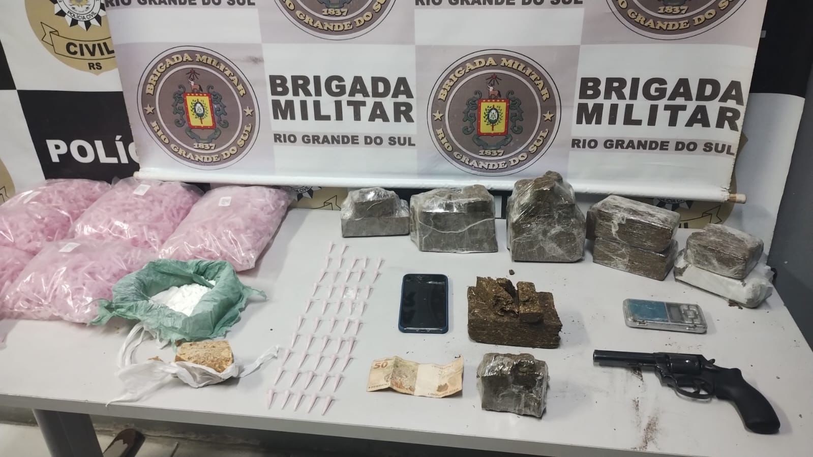 Brigada Militar prende homem por tráfico de entorpecentes e posse ilegal de arma de fogo em Rio Grande