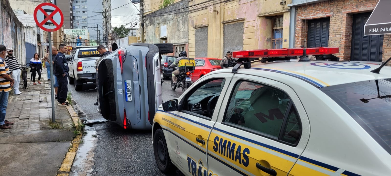Carro tomba e colide com três veículos estacionados na rua Marechal Floriano 