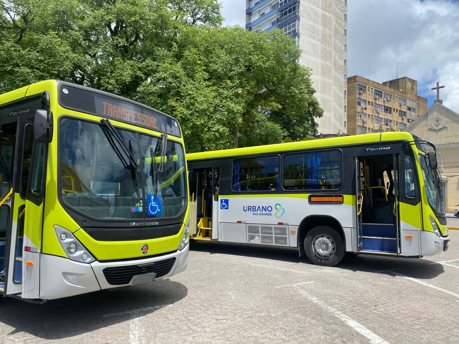 Rio Grande recebe mais dois ônibus novos para o transporte coletivo