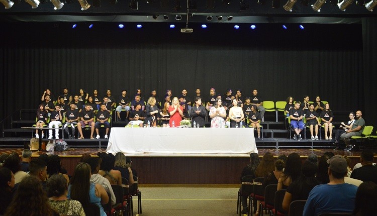 Caic realiza formatura do ensino regular e da EJA