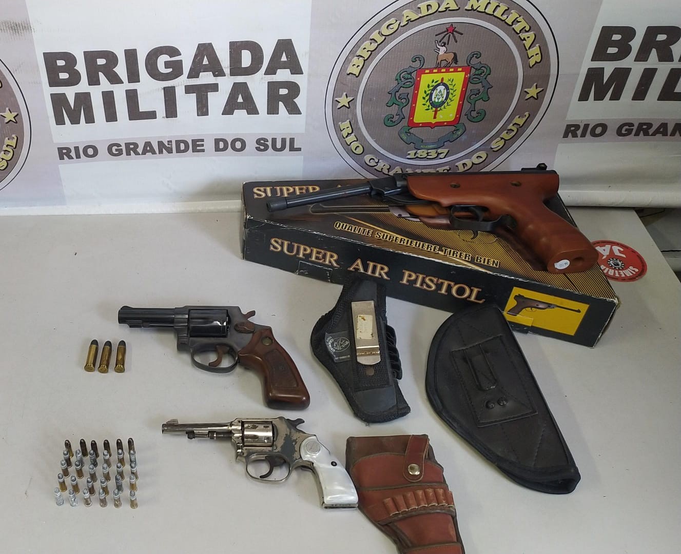Homem é preso por porte ilegal de armas e violência doméstica em Rio Grande