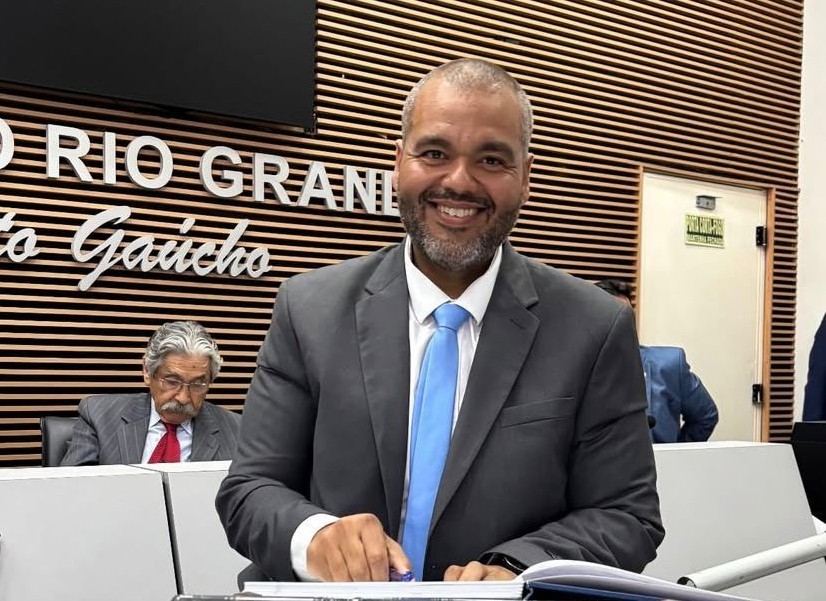 Vereador Rovam Castro (PT) é eleito presidente da Câmara Municipal do Rio Grande para 2025