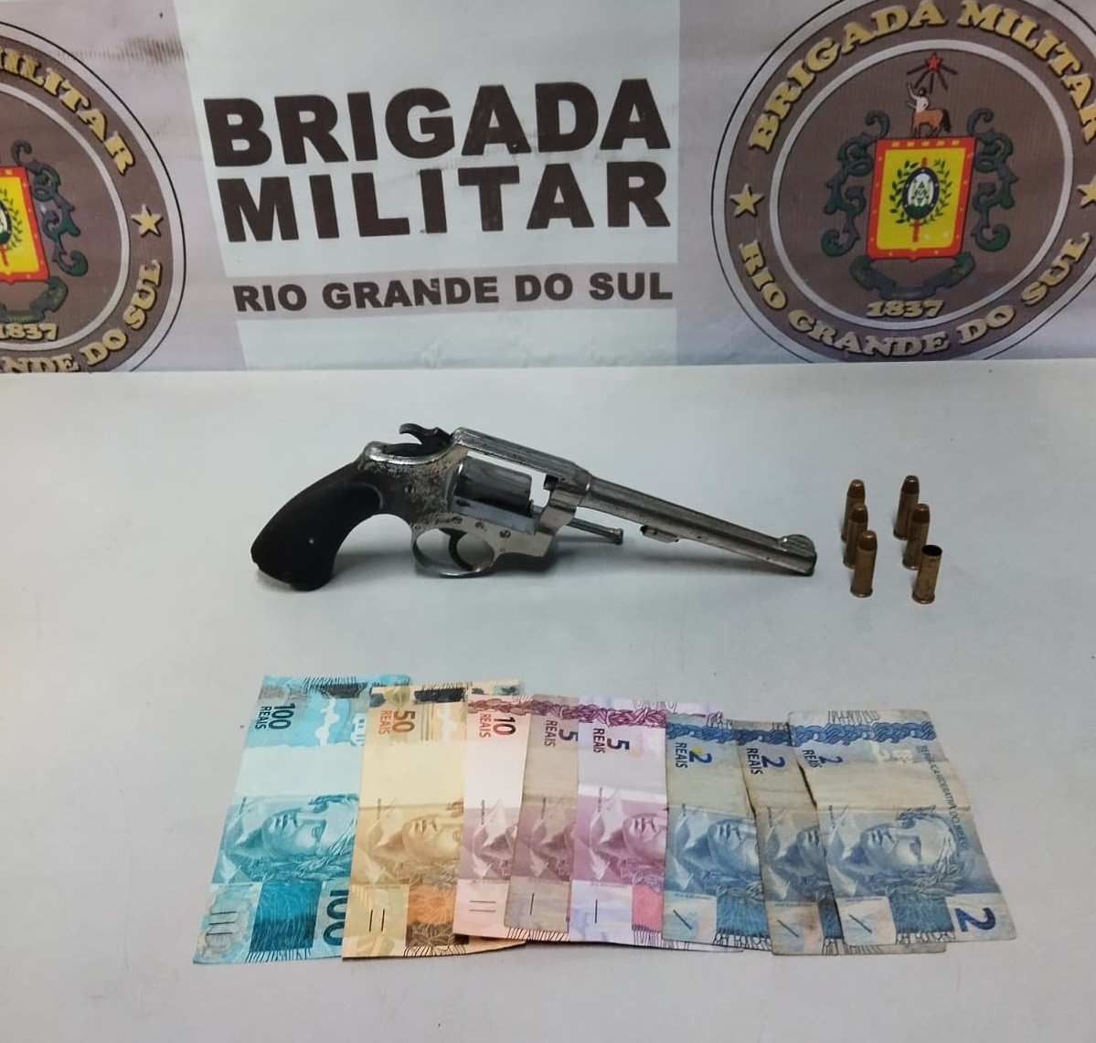 Brigada Militar prende homem por porte ilegal de arma de fogo em Rio Grande
