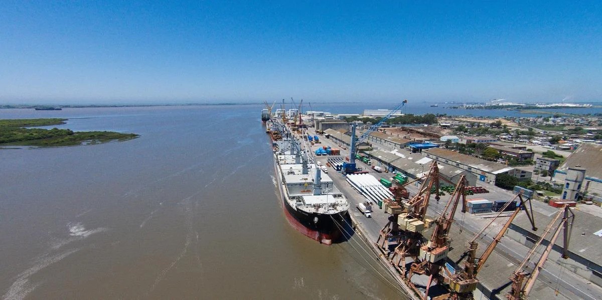 Caminhoneiro morre em acidente de trabalho, no Porto do Rio Grande, na noite deste domingo (12)