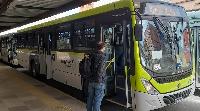 Estudantes devem renovar os cartões do transporte coletivo para garantir desconto na passagem