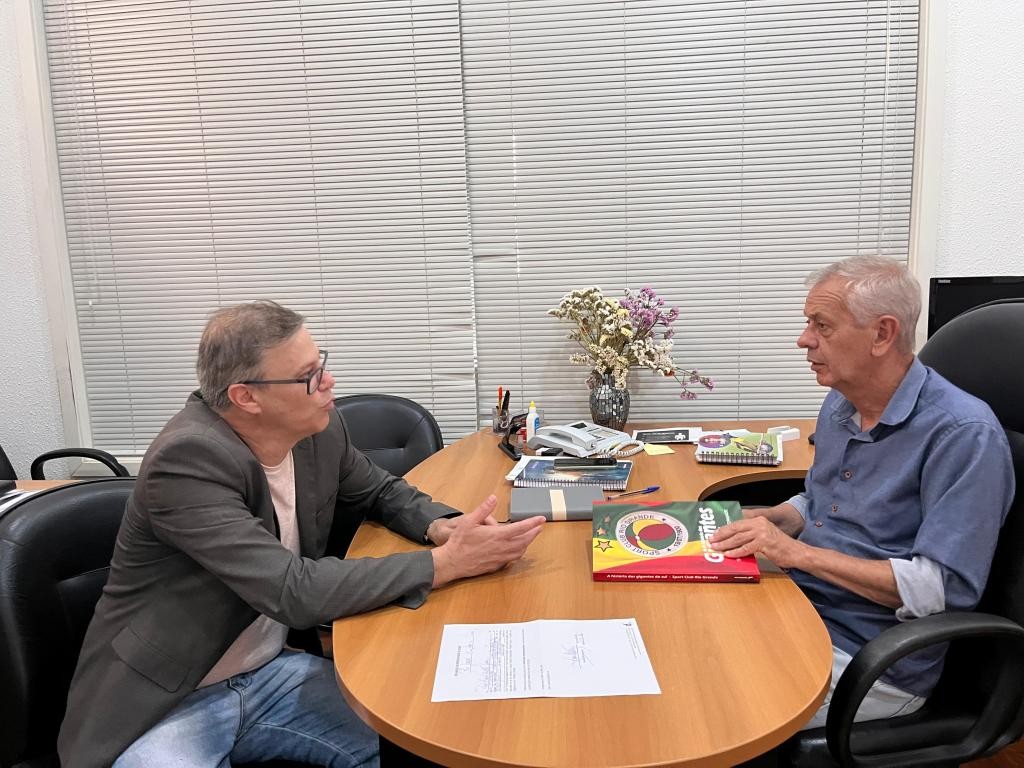 Vice-prefeito do Rio Grande recebe exemplar de livro que conta a história do Sport Club Rio Grande