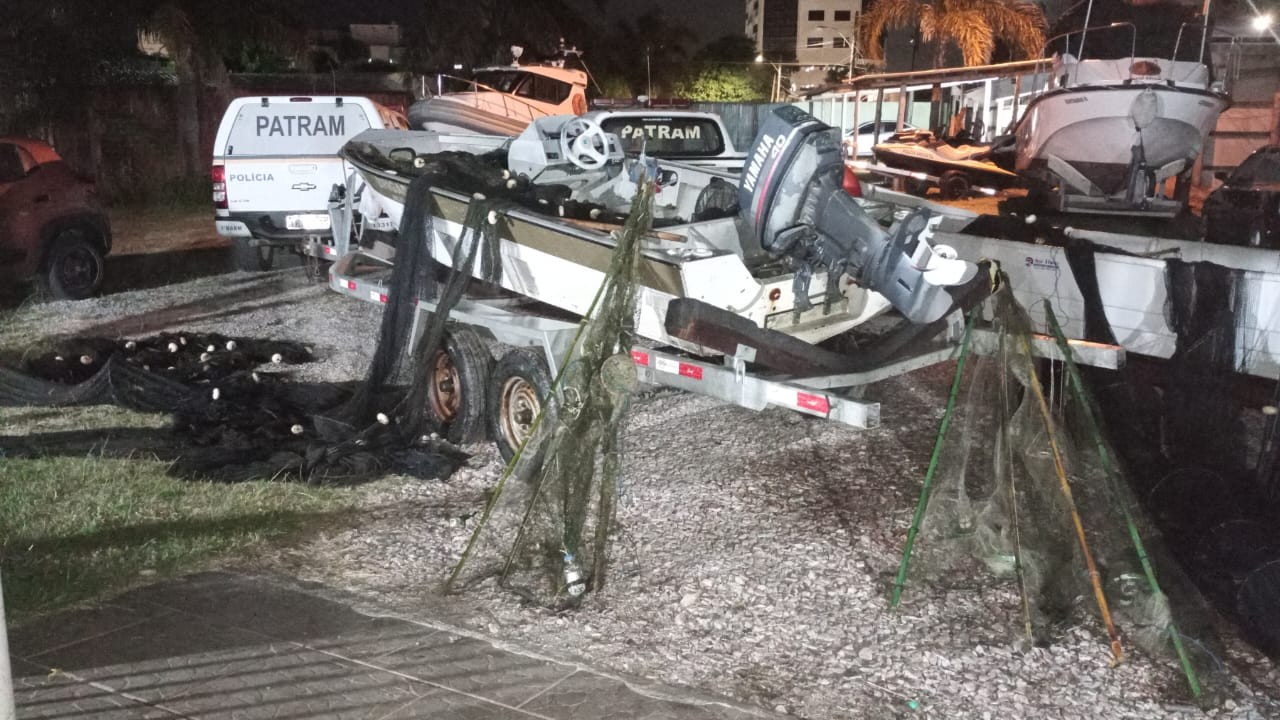 Brigada Militar apreende 200 quilos de camarão ilegal na Lagoa dos Patos, em Rio Grande