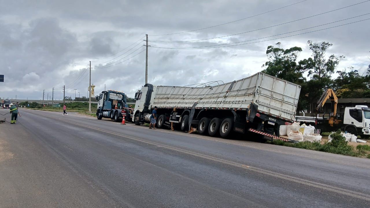 BR-392 tem bloqueio total no km 8 para remoção de caminhão tombado